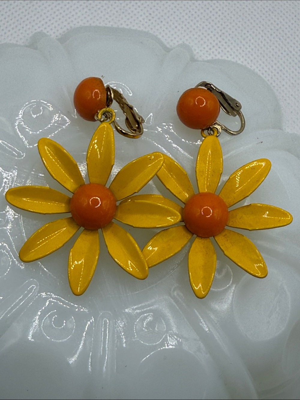 Incredible Yellow & Orange enamel dangle retro MCM Floral Drop Clip-On Earrings - Picture 2 of 9